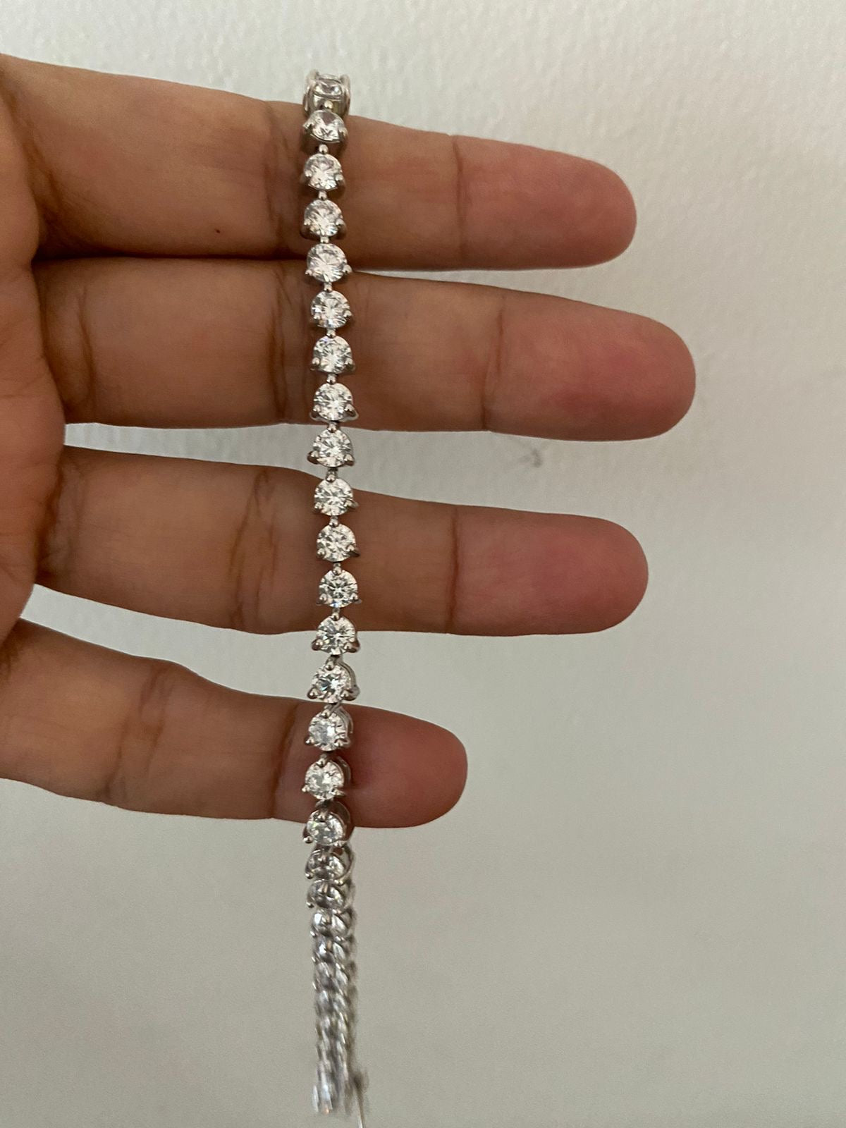 Three Prong Delicate Tennis Bracelet in 25 Pointers